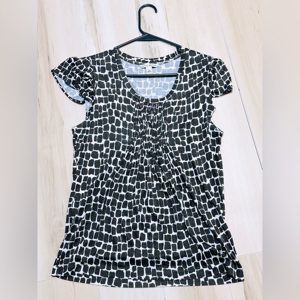 Dark chocolate and White  banana republic flutter sleeve top size m A142